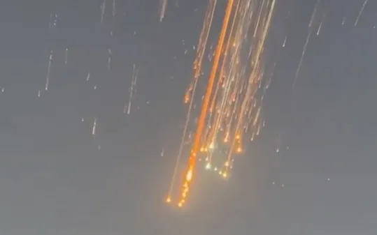 Mảnh vỡ của tàu Starship từ sứ mệnh IFT-7 rơi xuống bầu trời (Ảnh: Twitter/Dean Olson)