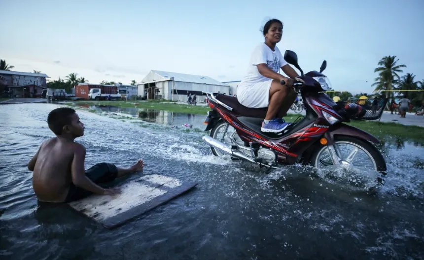 Vùng nước biển dâng cao ở khu vực trũng thấp của Funafuti, Tuvalu.