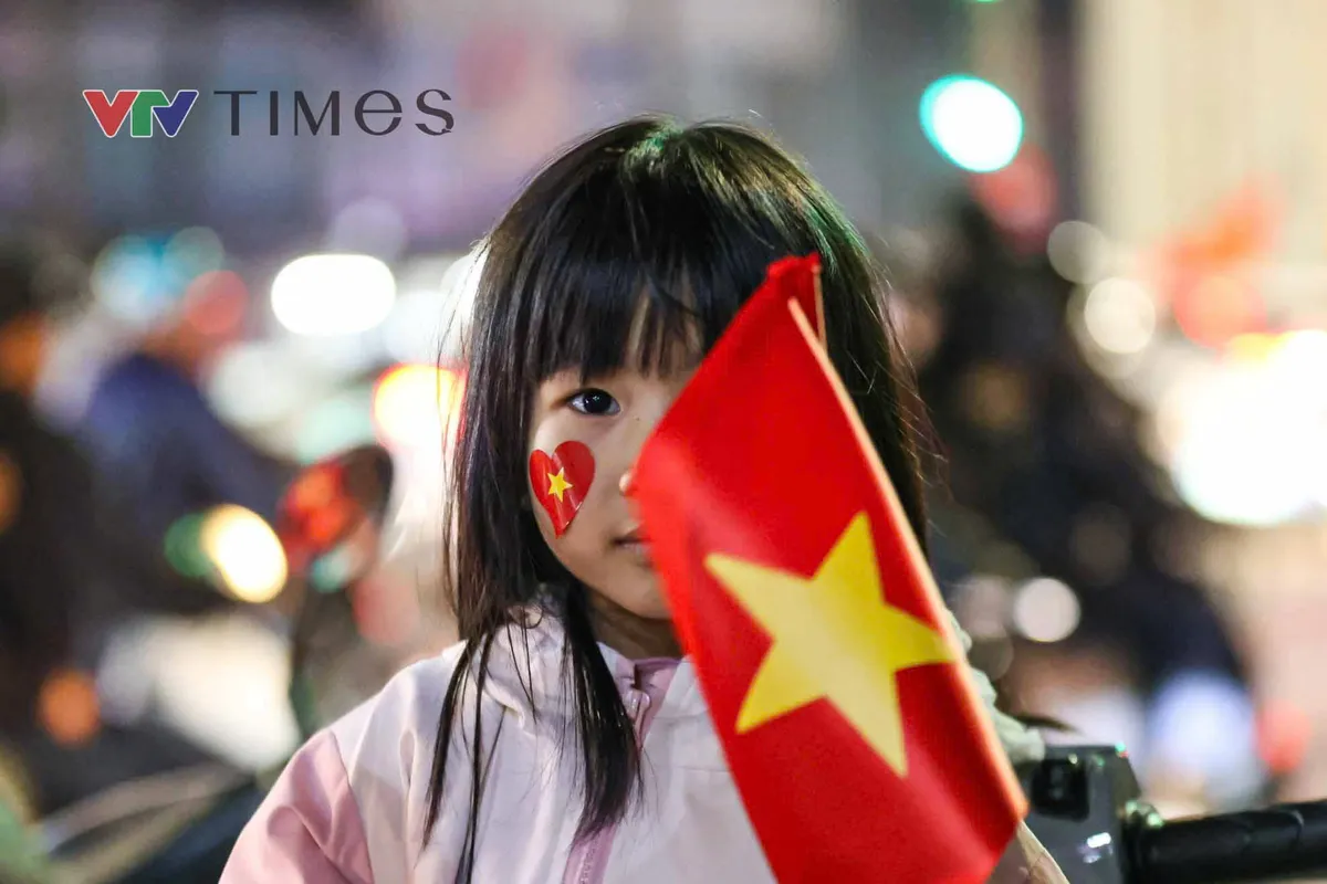 Khoảnh khắc đẹp tuần qua (15-21/12): Niềm vui chiến thắng lan toả khắp phố phường - Ảnh 1.