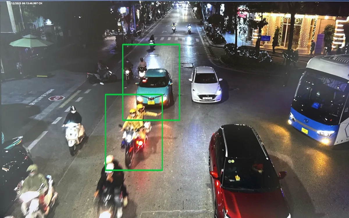 Camera AI ghi lại hình ảnh CSGT hỗ trợ mở đường cho xe chở sản phụ.