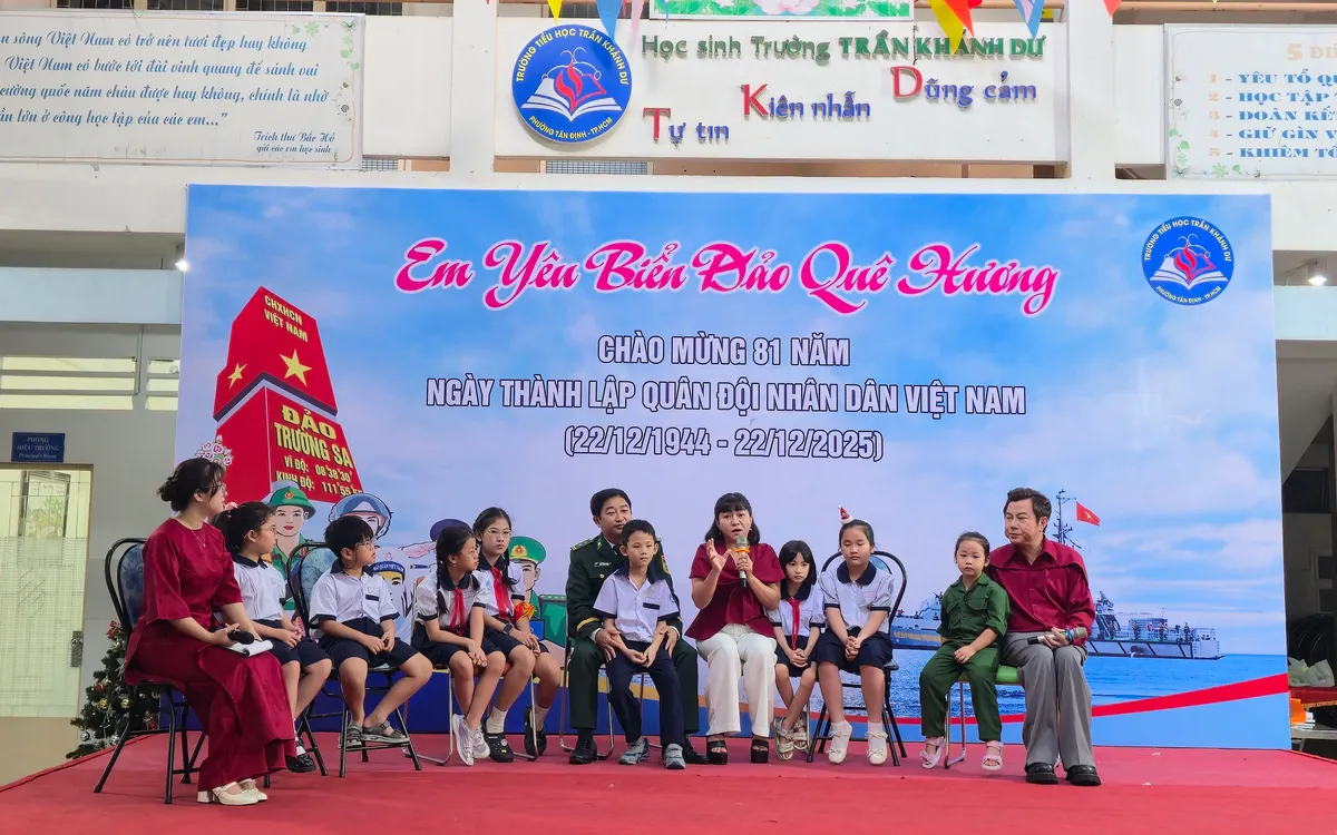 Các em học sinh được giao lưu với các đại biểu khách mời trong chương trình “Em yêu biển, đảo quê hương”.