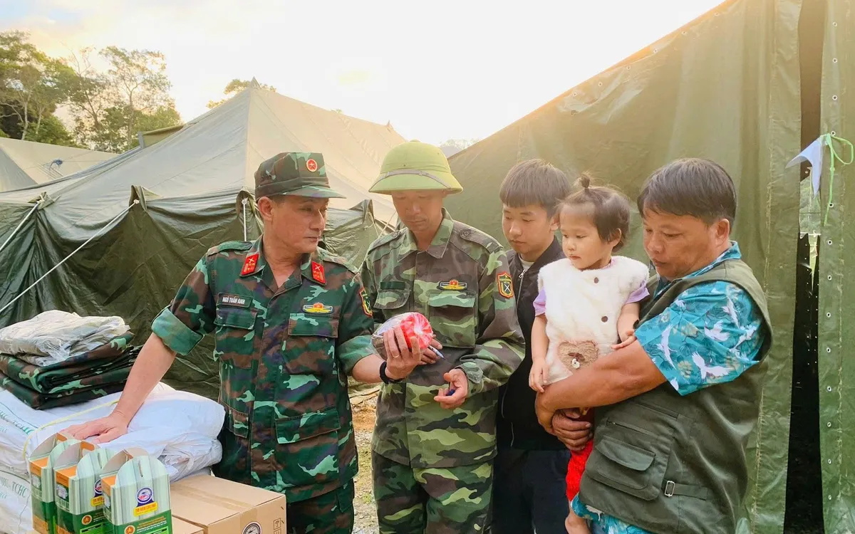 Đại tá Ngô Tuấn Anh, Chỉ huy trưởng Bộ CHQS tỉnh Thái Nguyên, thăm tặng quà động viên nhân dân và cán bộ chiến sĩ thôn Kim Vân, xã Văn Lang. Ảnh: Quốc Tùng 