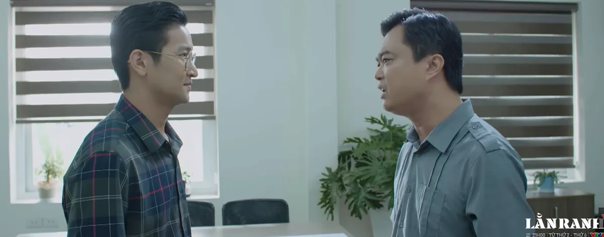 Lằn ranh - Tập 36: Ph&oacute; b&iacute; thư n&eacute; cuộc gọi từ cấp tr&ecirc;n, Việt Đ&ocirc;ng sắp c&oacute; "b&atilde;o"- Ảnh 2.