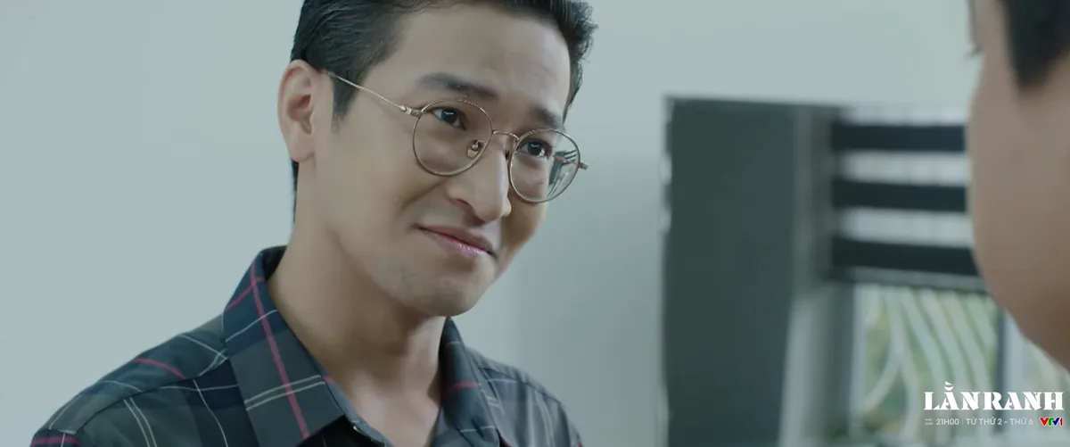 Lằn ranh - Tập 36: Ph&oacute; b&iacute; thư n&eacute; cuộc gọi từ cấp tr&ecirc;n, Việt Đ&ocirc;ng sắp c&oacute; "b&atilde;o"- Ảnh 1.