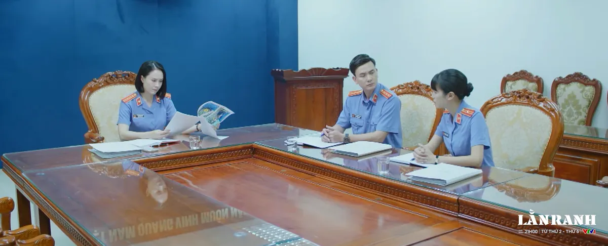 Lằn ranh - Tập 36: Ph&oacute; b&iacute; thư n&eacute; cuộc gọi từ cấp tr&ecirc;n, Việt Đ&ocirc;ng sắp c&oacute; "b&atilde;o"- Ảnh 6.