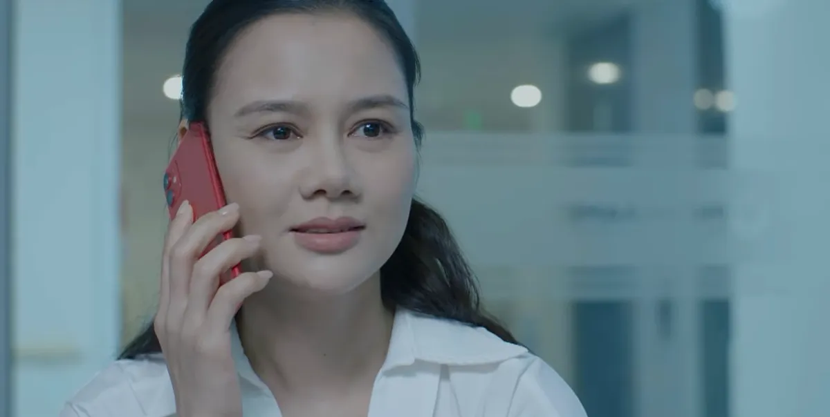 Lằn ranh - Tập 36: Ph&oacute; b&iacute; thư n&eacute; cuộc gọi từ cấp tr&ecirc;n, Việt Đ&ocirc;ng sắp c&oacute; "b&atilde;o"- Ảnh 5.