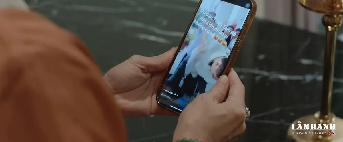 Lằn ranh - Tập 36: Ph&oacute; b&iacute; thư n&eacute; cuộc gọi từ cấp tr&ecirc;n, Việt Đ&ocirc;ng sắp c&oacute; "b&atilde;o"- Ảnh 3.