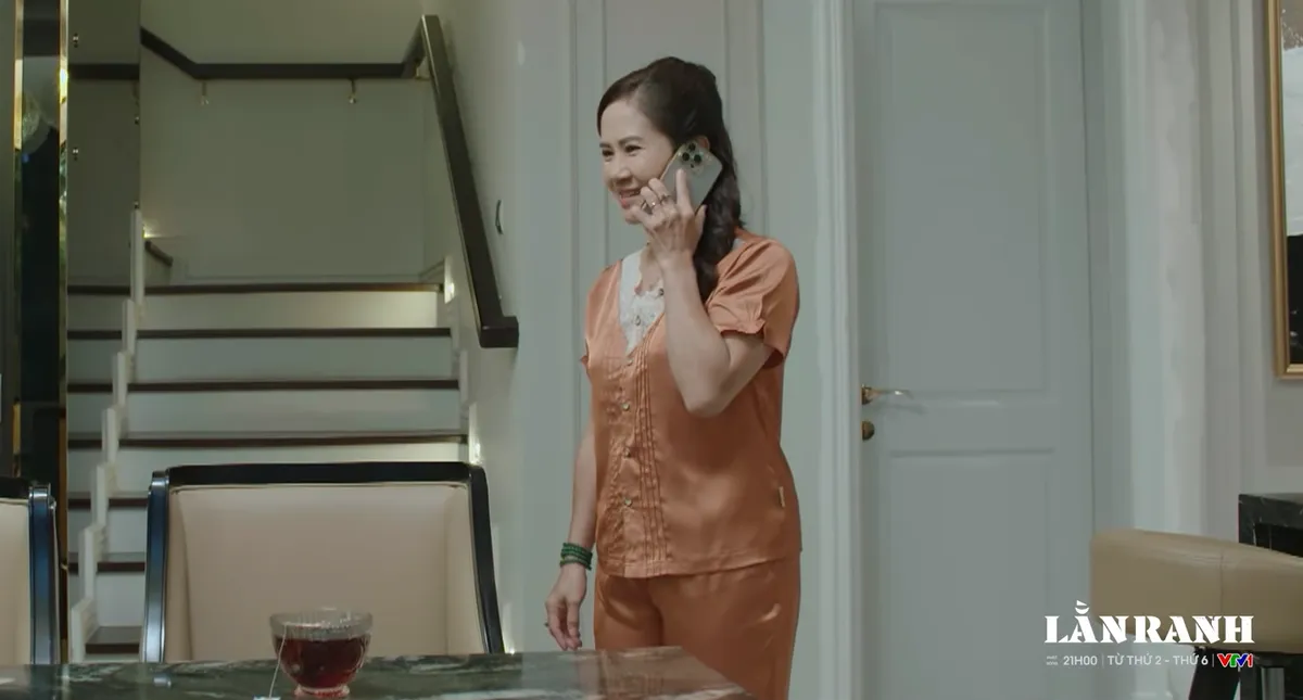 Lằn ranh - Tập 36: Ph&oacute; b&iacute; thư n&eacute; cuộc gọi từ cấp tr&ecirc;n, Việt Đ&ocirc;ng sắp c&oacute; "b&atilde;o"- Ảnh 4.