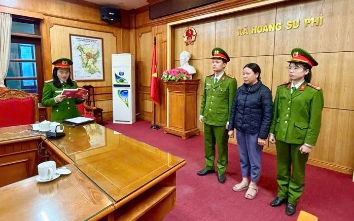 Cơ quan công an đọc lệnh khởi tố La Thị Thanh. 