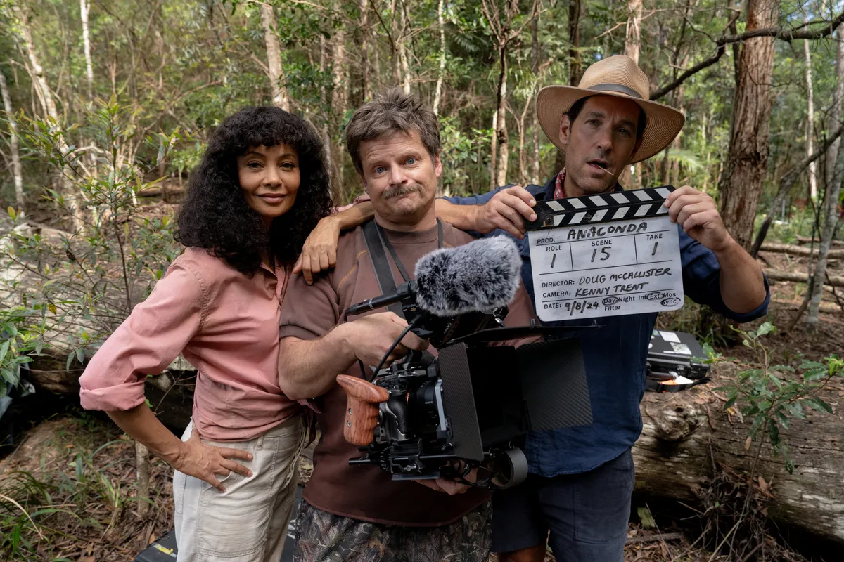 Jack Black và Paul Rudd làm mới "Đụng độ siêu trăn" của Jennifer Lopez- Ảnh 1. Jack Black và Paul Rudd làm mới "Đụng độ siêu trăn" của Jennifer Lopez- Ảnh 1.