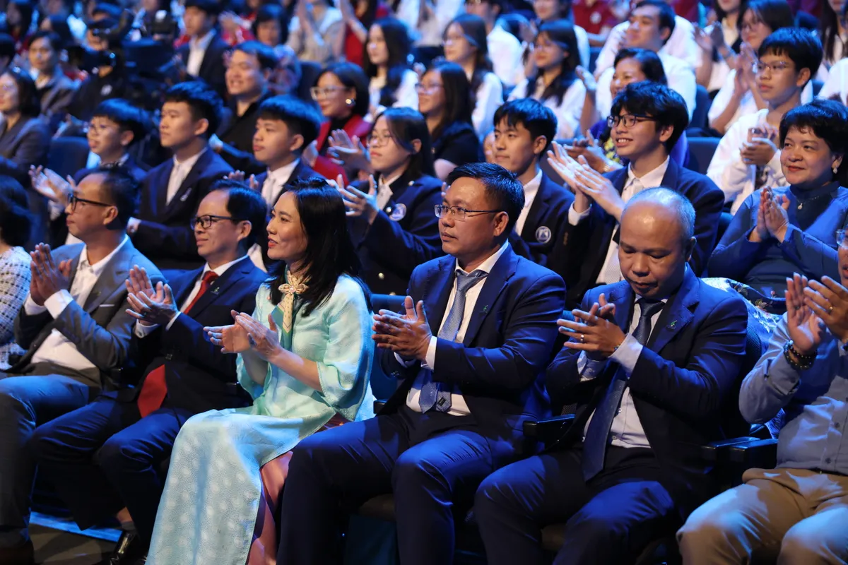 Kh&aacute;t vọng Hải đăng &ndash; T&ocirc;n vinh những con người thắp s&aacute;ng tương lai bằng tr&iacute; tuệ v&agrave; l&ograve;ng ki&ecirc;n định - Ảnh 3.