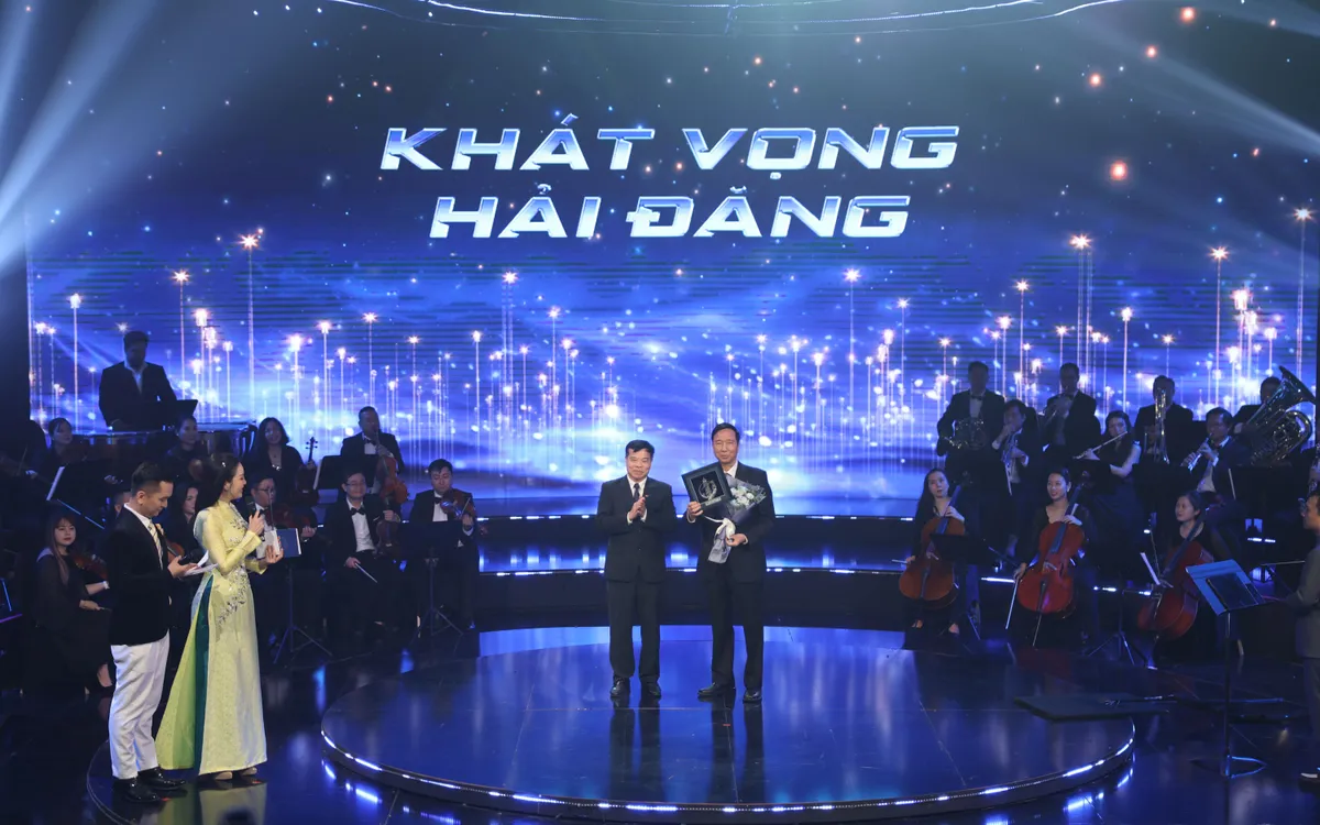 Kh&aacute;t vọng Hải đăng &ndash; T&ocirc;n vinh những con người thắp s&aacute;ng tương lai bằng tr&iacute; tuệ v&agrave; l&ograve;ng ki&ecirc;n định - Ảnh 1.