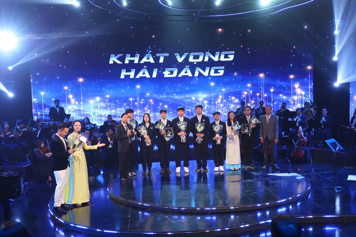 Kh&aacute;t vọng Hải đăng &ndash; T&ocirc;n vinh những con người thắp s&aacute;ng tương lai bằng tr&iacute; tuệ v&agrave; l&ograve;ng ki&ecirc;n định - Ảnh 9.