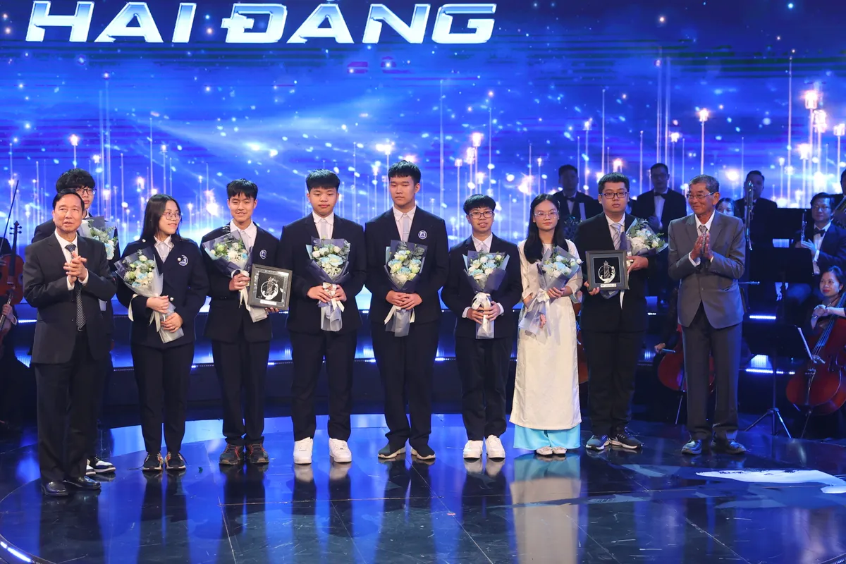 Kh&aacute;t vọng Hải đăng &ndash; T&ocirc;n vinh những con người thắp s&aacute;ng tương lai bằng tr&iacute; tuệ v&agrave; l&ograve;ng ki&ecirc;n định - Ảnh 14.