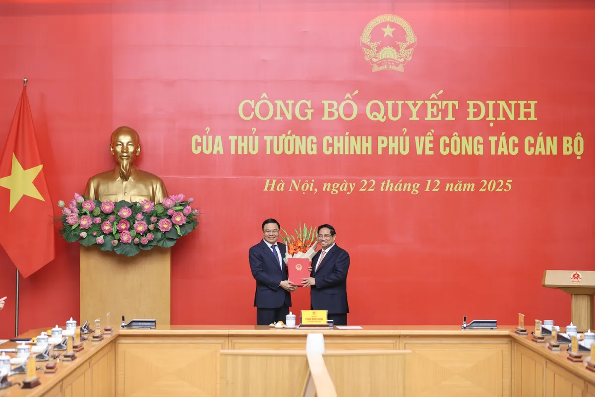 Thủ tướng trao Quyết định giao Quyền Bộ trưởng Bộ C&ocirc;ng Thương - Ảnh 3.