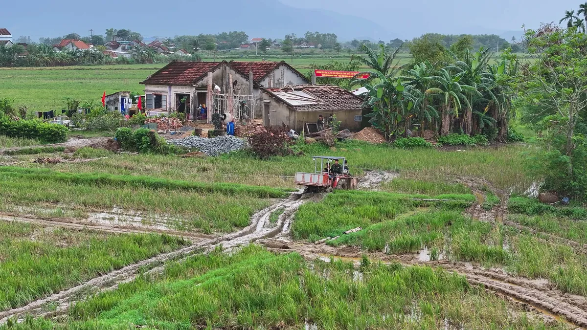 Ng&agrave;y 22/12 ở rốn lũ H&ograve;a Thịnh: L&iacute;nh Đặc c&ocirc;ng h&oacute;a &ldquo;thợ hồ&rdquo;, dựng 18 m&aacute;i ấm cho d&acirc;n - Ảnh 6.