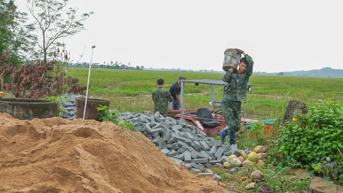 Ng&agrave;y 22/12 ở rốn lũ H&ograve;a Thịnh: L&iacute;nh Đặc c&ocirc;ng h&oacute;a &ldquo;thợ hồ&rdquo;, dựng 18 m&aacute;i ấm cho d&acirc;n - Ảnh 2.