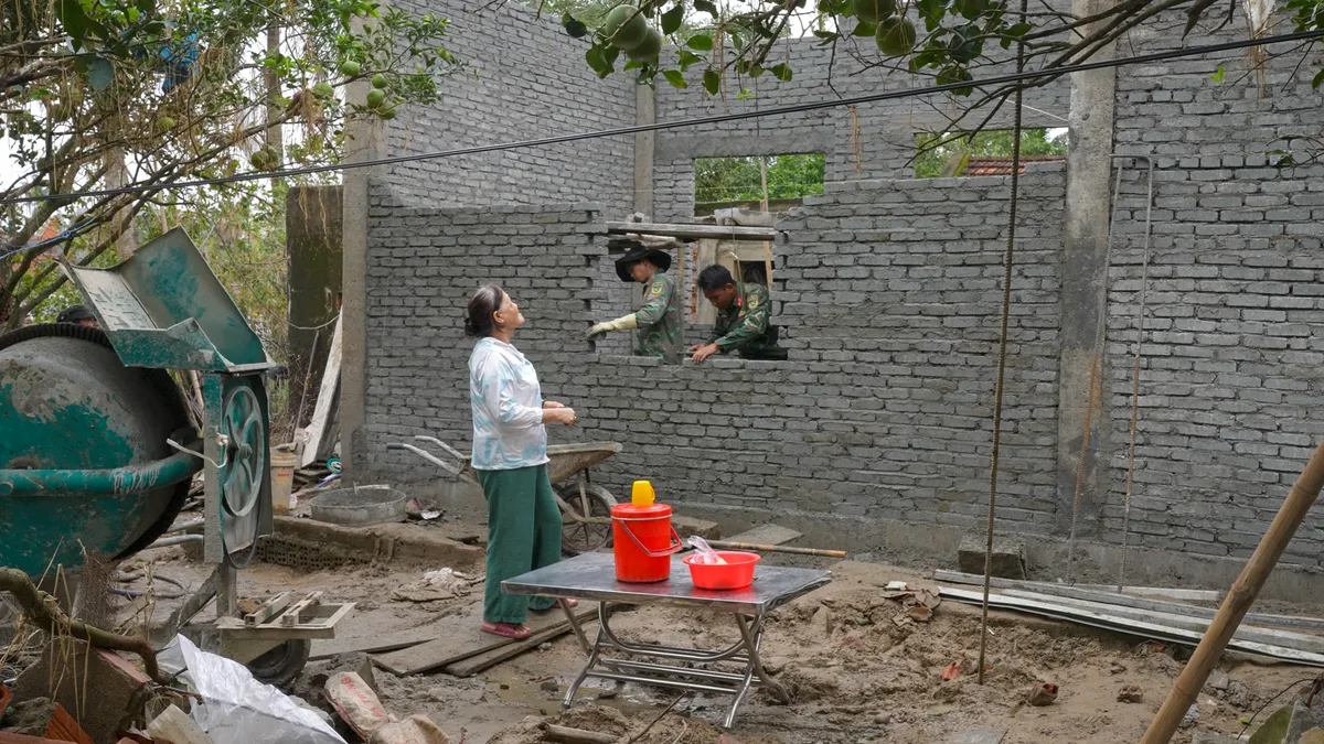 Ng&agrave;y 22/12 ở rốn lũ H&ograve;a Thịnh: L&iacute;nh Đặc c&ocirc;ng h&oacute;a &ldquo;thợ hồ&rdquo;, dựng 18 m&aacute;i ấm cho d&acirc;n - Ảnh 1.