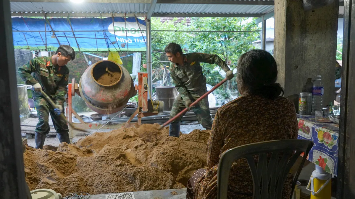 Ng&agrave;y 22/12 ở rốn lũ H&ograve;a Thịnh: L&iacute;nh Đặc c&ocirc;ng h&oacute;a &ldquo;thợ hồ&rdquo;, dựng 18 m&aacute;i ấm cho d&acirc;n - Ảnh 4.