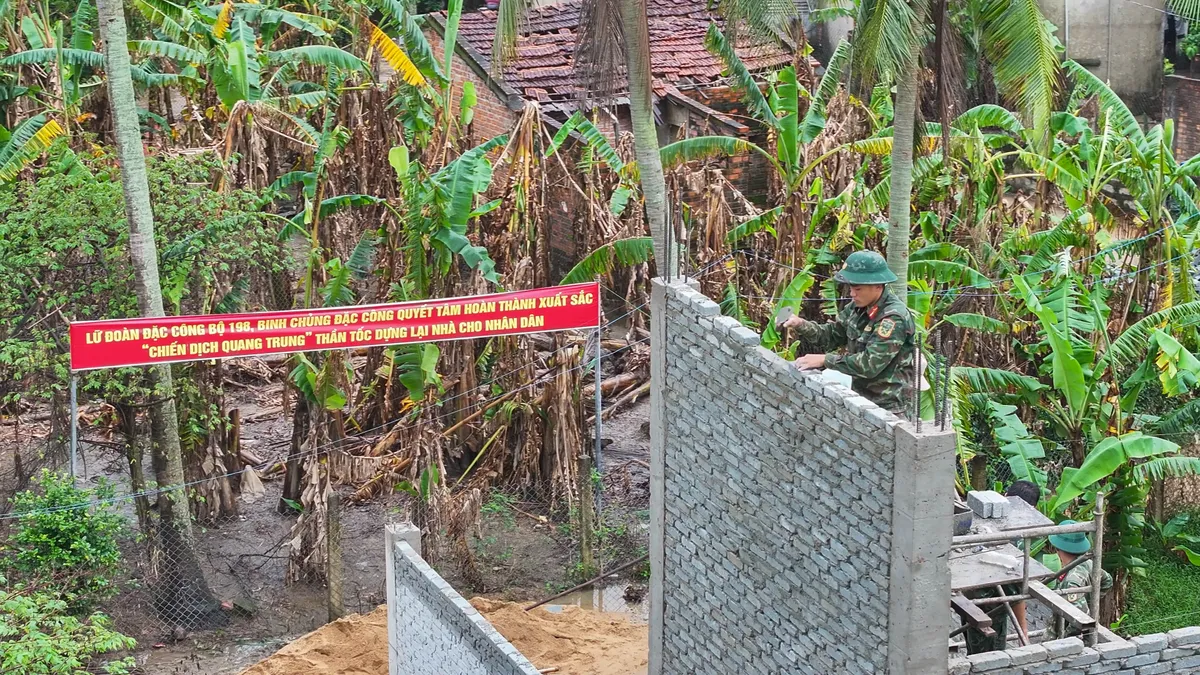 Ng&agrave;y 22/12 ở rốn lũ H&ograve;a Thịnh: L&iacute;nh Đặc c&ocirc;ng h&oacute;a &ldquo;thợ hồ&rdquo;, dựng 18 m&aacute;i ấm cho d&acirc;n - Ảnh 3.