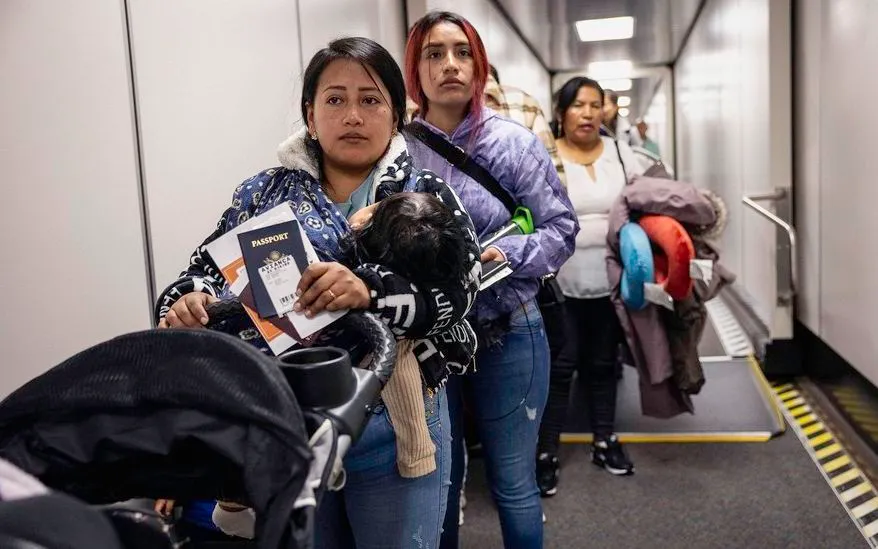 Hai cư dân Ecuador - Andrea (bên trái), 28 tuổi và người em họ Jennyfer - chuẩn bị lên chuyến bay hồi hương từ sân bay quốc tế JFK ở New York, ngày 27/10/2025 (Ảnh: Getty Images)