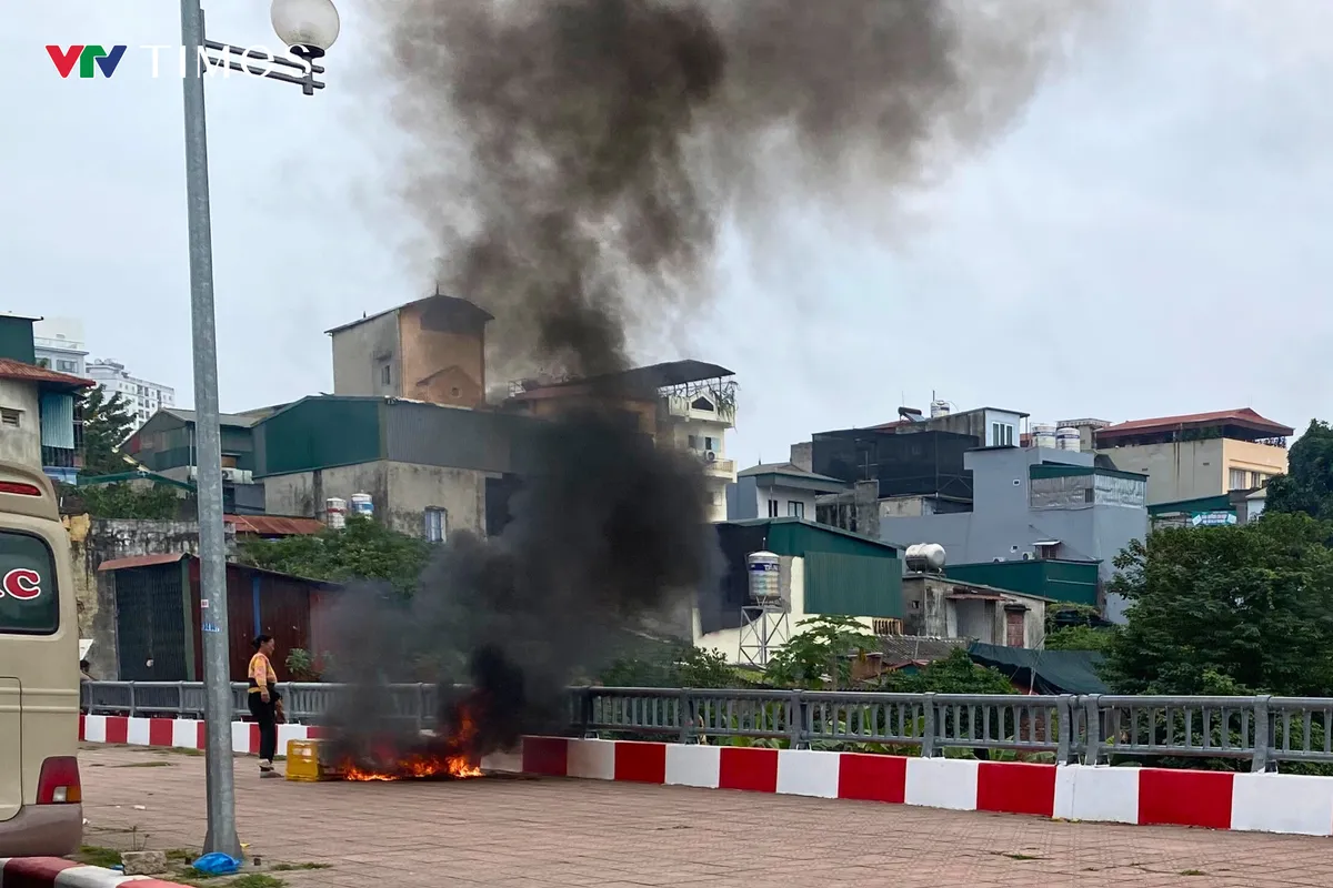 Đốt r&aacute;c giữa phố, kh&oacute;i phủ khắp bầu trời H&agrave; Nội - Ảnh 2.