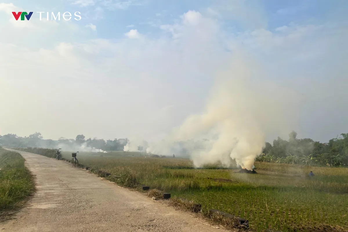 Đốt r&aacute;c giữa phố, kh&oacute;i phủ khắp bầu trời H&agrave; Nội - Ảnh 3.