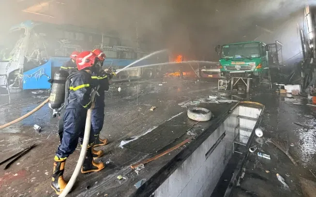 Ngọn lửa bùng phát bất ngờ tại khu vực xưởng sửa chữa