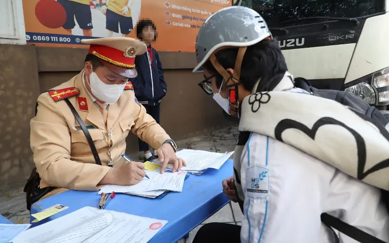 CSGT kiểm tra, xử lý vi phạm TTATGT liên quan đến học sinh.
