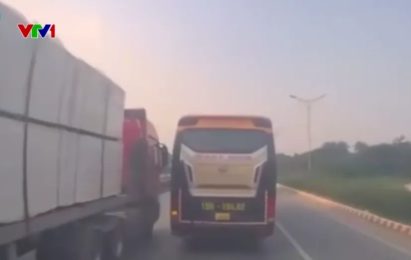 Chỉ v&igrave; &ldquo;nhanh một ch&uacute;t&rdquo;, l&aacute;i xe kh&aacute;ch g&acirc;y va chạm, luồn l&aacute;ch giữa c&aacute;c xe lớn - Ảnh 1.