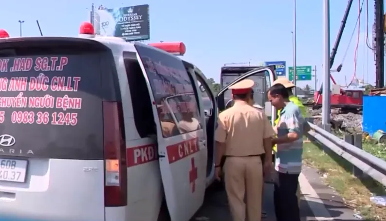 Gia tăng t&igrave;nh trạng xe cứu thương vi phạm giao th&ocirc;ng - Ảnh 1.