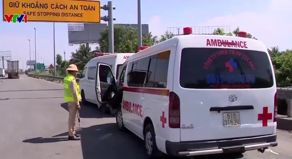 Gia tăng t&igrave;nh trạng xe cứu thương vi phạm giao th&ocirc;ng - Ảnh 2.