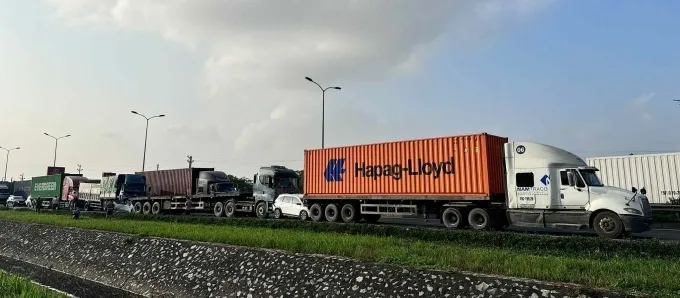 Tai nạn giao th&ocirc;ng li&ecirc;n ho&agrave;n giữa 7 xe &ocirc;t&ocirc;, 2 người thiệt mạng - Ảnh 2.