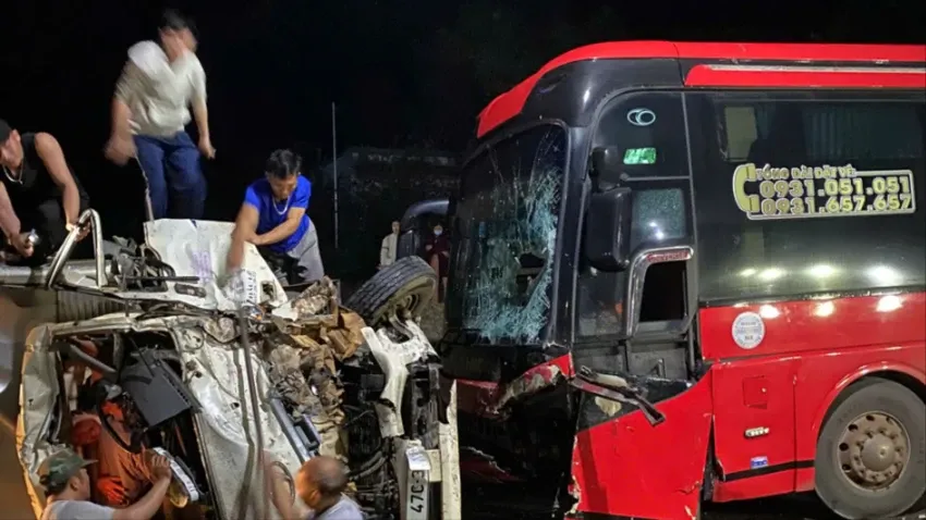 Xe tải lật nghi&ecirc;ng, bẹp d&uacute;m sau va chạm với xe kh&aacute;ch ở Đắk Lắk  - Ảnh 1.