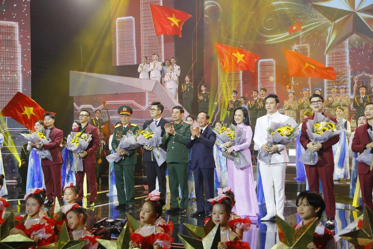 Chương tr&igrave;nh kỷ niệm 81 năm Ng&agrave;y th&agrave;nh lập Qu&acirc;n đội Nh&acirc;n d&acirc;n Việt Nam - Mệnh lệnh từ tr&aacute;i tim: Tự h&agrave;o v&agrave; x&uacute;c động! - Ảnh 21.