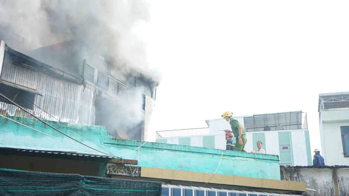 Ch&aacute;y nh&agrave; 4 tầng trong hẻm ở Đ&agrave; Nẵng, cảnh s&aacute;t leo m&aacute;i nh&agrave; phun nước dập lửa - Ảnh 2.