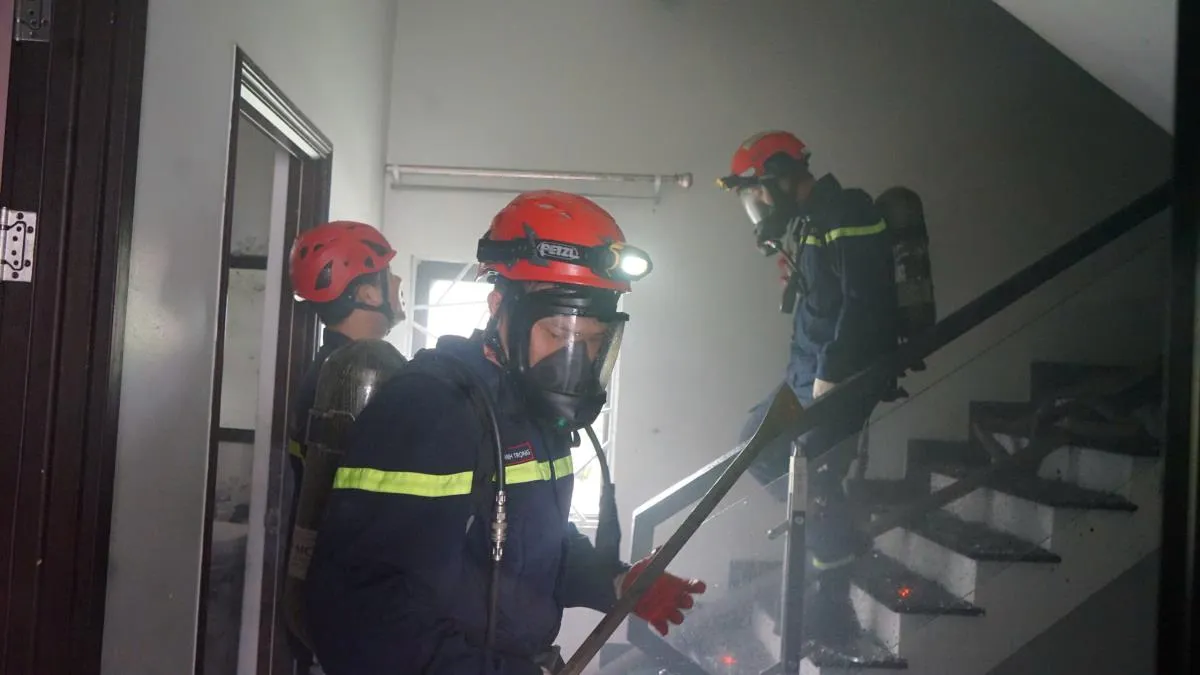 Ch&aacute;y nh&agrave; 4 tầng trong hẻm ở Đ&agrave; Nẵng, cảnh s&aacute;t leo m&aacute;i nh&agrave; phun nước dập lửa - Ảnh 4.