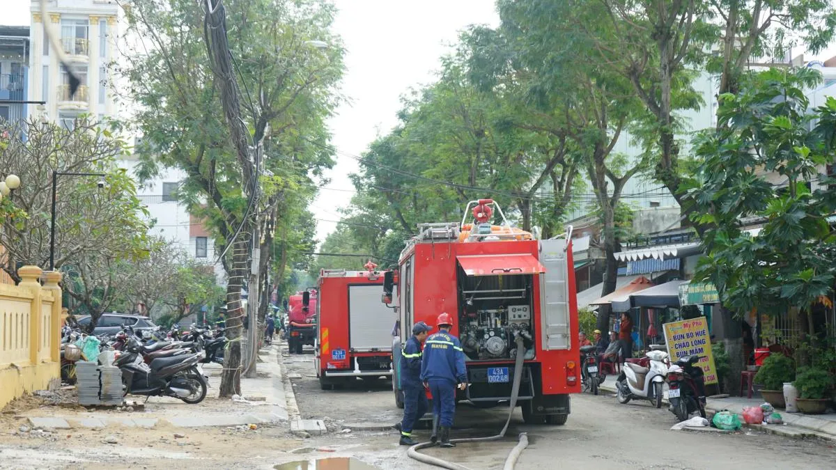 Ch&aacute;y nh&agrave; 4 tầng trong hẻm ở Đ&agrave; Nẵng, cảnh s&aacute;t leo m&aacute;i nh&agrave; phun nước dập lửa - Ảnh 5.