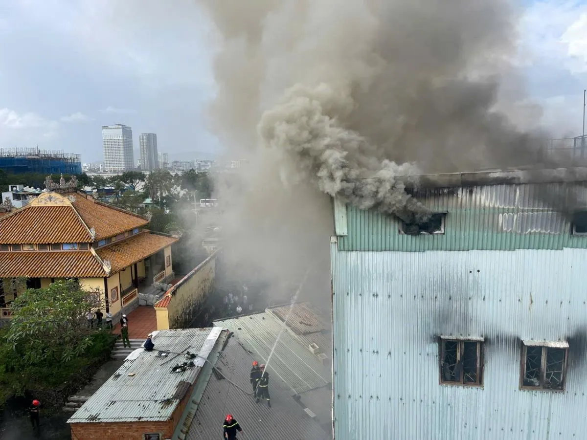 Ch&aacute;y nh&agrave; 4 tầng trong hẻm ở Đ&agrave; Nẵng, cảnh s&aacute;t leo m&aacute;i nh&agrave; phun nước dập lửa - Ảnh 1.