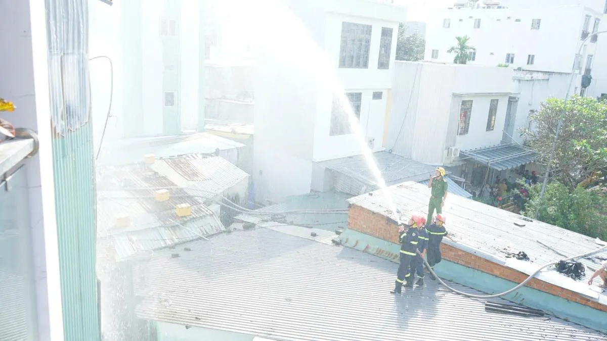 Ch&aacute;y nh&agrave; 4 tầng trong hẻm ở Đ&agrave; Nẵng, cảnh s&aacute;t leo m&aacute;i nh&agrave; phun nước dập lửa - Ảnh 3.