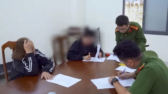 Hai người phụ nữ vận chuyển tr&aacute;i ph&eacute;p 2,3 kg v&agrave;ng qua s&acirc;n bay Cam Ranh - Ảnh 1.