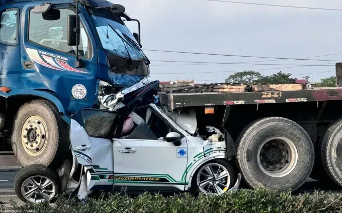 Hải Phòng: Tai nạn giao thông liên hoàn giữa 7 xe ô tô, 2 người thiệt mạng.