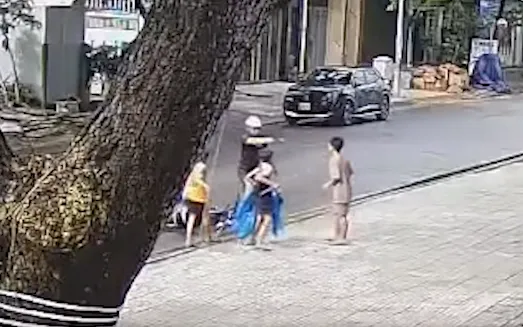 Người đàn ông chặn đường, xô ngã xe, hành hung ba đứa trẻ. 