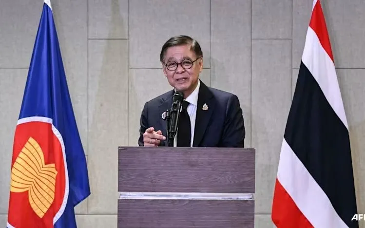 Ngoại trưởng Thái Lan Sihasak Phuangketkeow họp báo sau cuộc họp đặc biệt của ASEAN về xung đột biên giới Thái Lan - Campuchia tại Kuala Lumpur ngày 22/12/2025 (Ảnh: AFP)