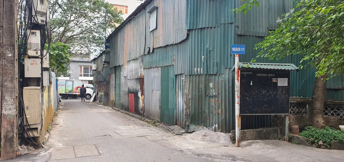 &Eacute;p nữ sinh quỳ xin giữa phố H&agrave; Nội: Nh&acirc;n chứng kể lại diễn biến vụ việc - Ảnh 1.