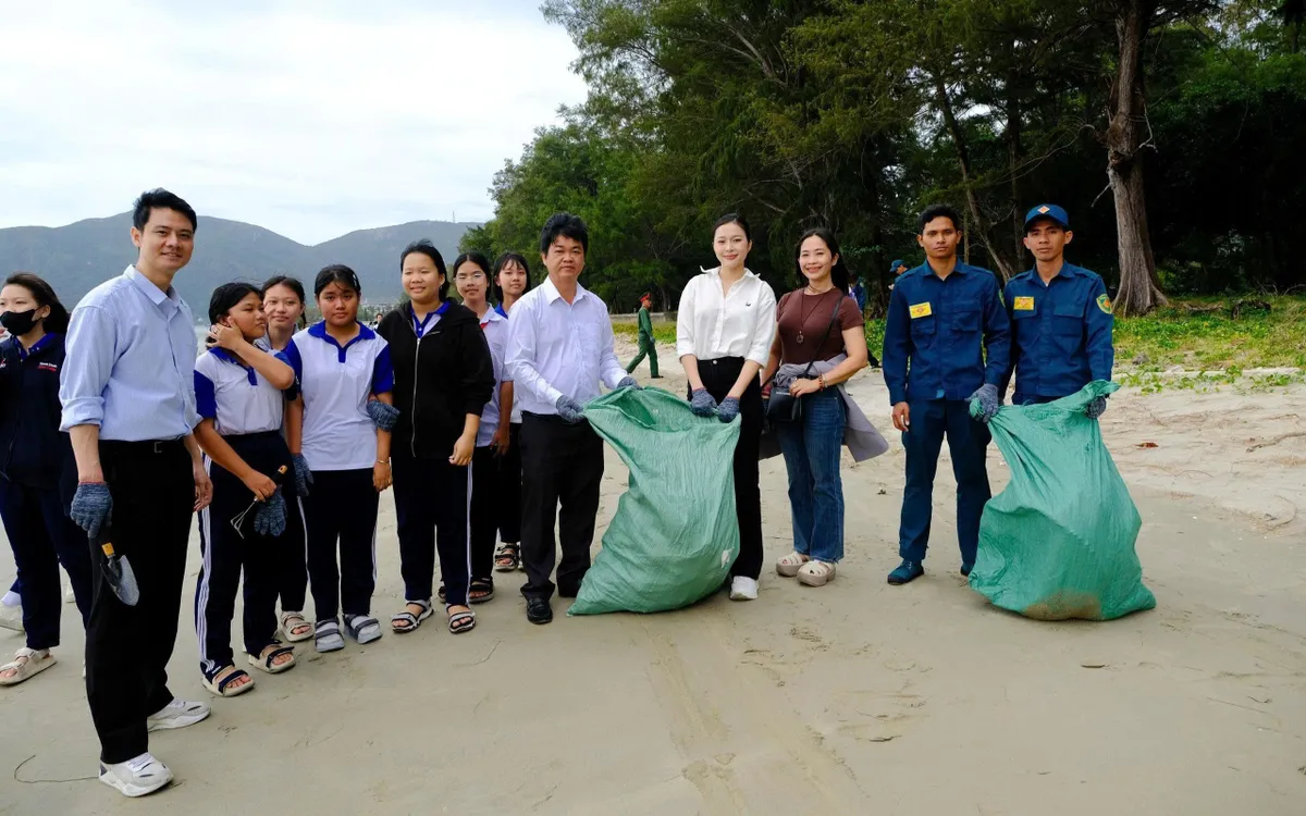 Lãnh đạo Ban Tuyên giáo Thành ủy TP Hồ Chí Minh và hoa hậu Quốc gia Việt Nam 2024 Nguyễn Ngọc Kiều Duy  và người dân địa phương tham gia thu gom rác tại Côn Đảo