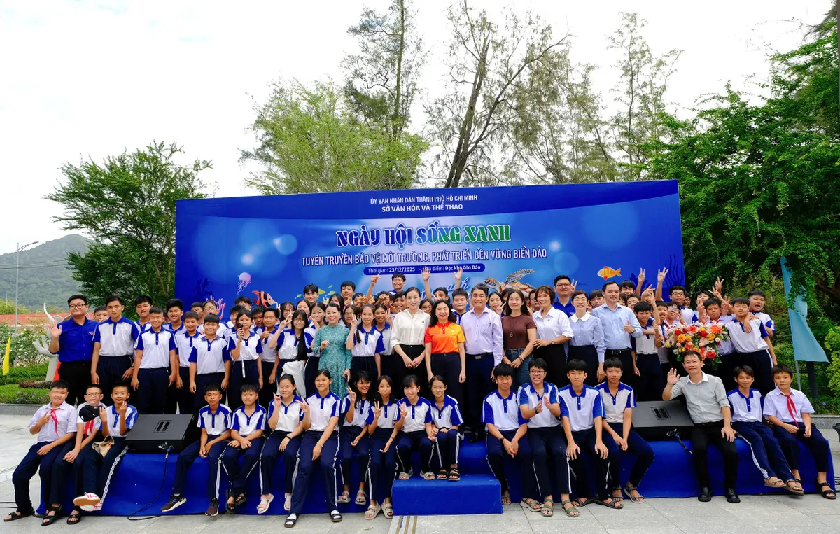 Hơn 600 người tham gia &ldquo;Ng&agrave;y hội sống xanh&rdquo; l&agrave;m sạch m&ocirc;i trường tại Đặc khu C&ocirc;n Đảo - Ảnh 1.