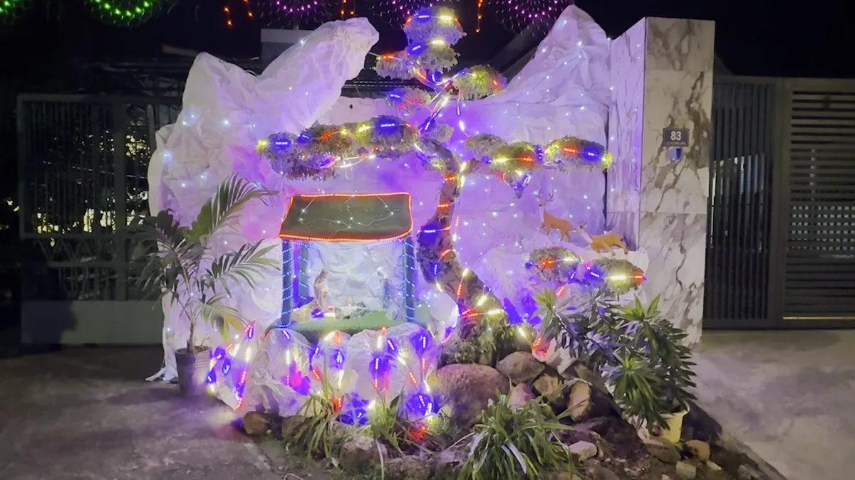 TP Hồ Ch&iacute; Minh: Kh&ocirc;ng kh&iacute; đ&oacute;n lễ Gi&aacute;ng Sinh rộn r&agrave;ng tại c&aacute;c xứ đạo ven biển   - Ảnh 7.