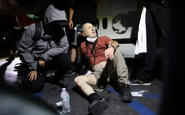 Người biểu tình hỗ trợ một phóng viên ảnh trong cuộc biểu tình tại Compton, bang California, ngày 7/6/2025 (Ảnh: AP)