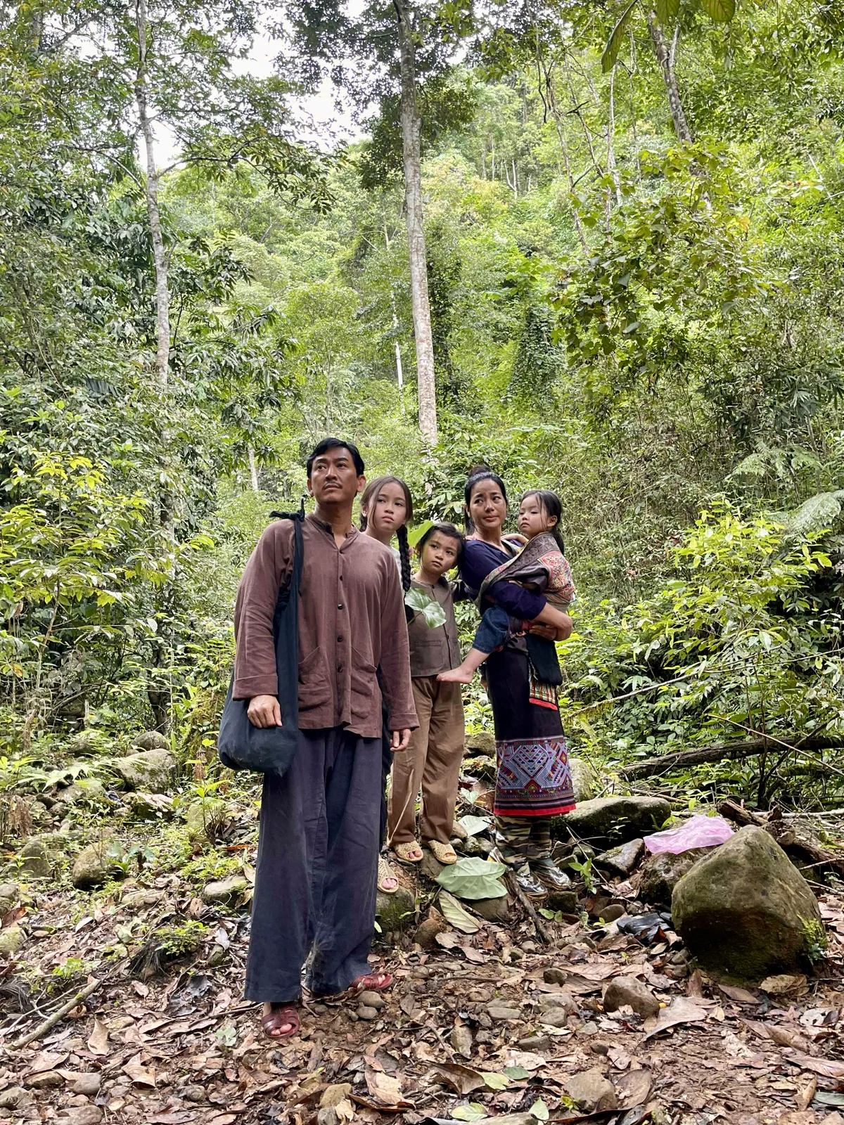 Sau "Mưa đỏ", Hứa Vĩ Văn t&aacute;i xuất với vai chiến sĩ t&igrave;nh b&aacute;o - Ảnh 1.